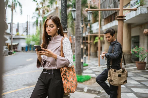 Güzel bayan işçi toplu taşıma için bekliyor.