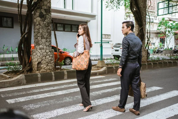 男と女が道を歩いている — ストック写真