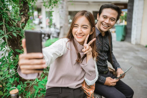 快乐的女人用智能手机和她的伴侣一起自拍和视频通话 — 图库照片