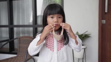 Kendilerini virüsten ve hava kirliliğinden korumak için maske takan çocuklar.