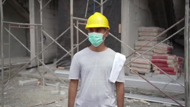 Surat maskesi takan soyutlama işçisi virüsün yayılmasını önlüyor — Stok video