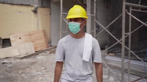 在现场戴口罩防止病毒传播的收缩工人 — 图库视频影像