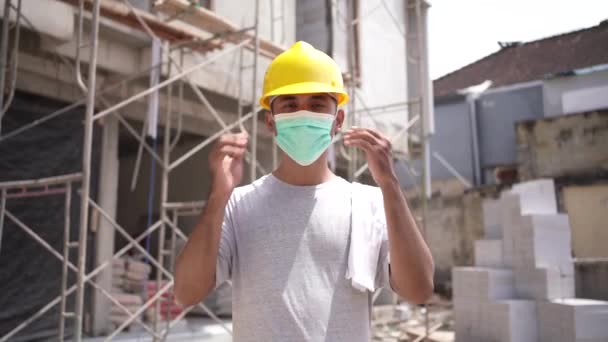 Surat maskesi takan soyutlama işçisi virüsün yayılmasını önlüyor — Stok video