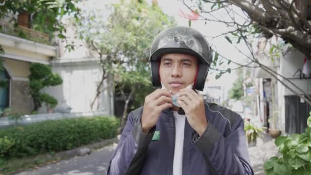 Pohledný muž nosit masku při jízdě na motorce skútr — Stock video