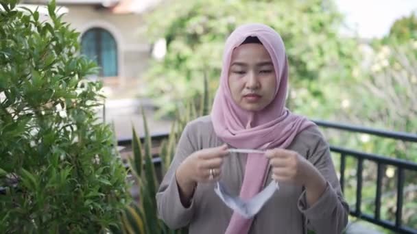 Coronavirus. Aziatische vrouw zetten op een medisch wegwerp masker om virussen te voorkomen. — Stockvideo