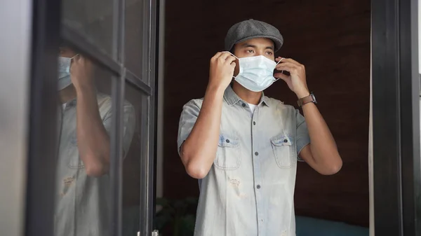 Ásia homem desgaste um máscara antes de abrir seu negócio loja — Fotografia de Stock