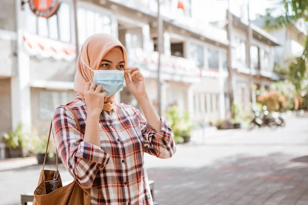 コロナウイルス。ウイルスを避けるために医療使い捨てマスクを着用するアジアの女性. — ストック写真