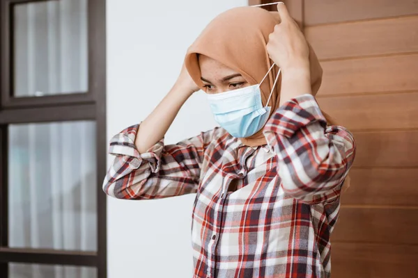 Coronavirus. Asiatin setzt medizinische Einmalmaske auf, um Viren zu vermeiden. — Stockfoto