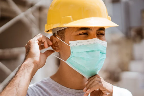 在现场戴口罩防止病毒传播的收缩工人 — 图库照片