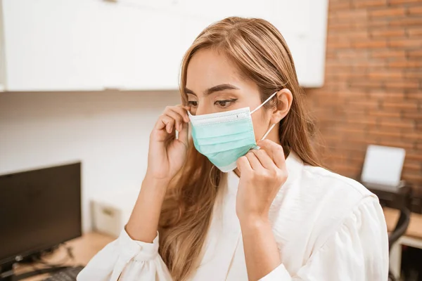 Coronavirus. Aziatische vrouw zetten op een medisch masker om virussen te voorkomen. — Stockfoto