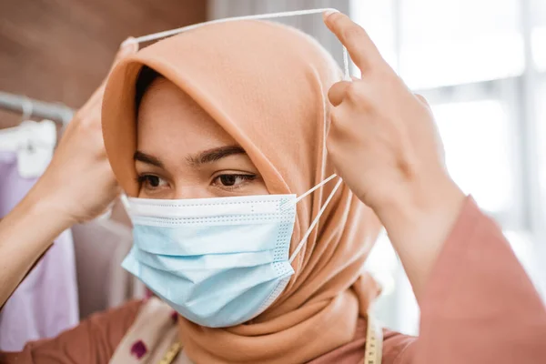 Коронавірус. Жінка з Азії одягає одноразову медичну маску, щоб уникнути вірусів.. — стокове фото
