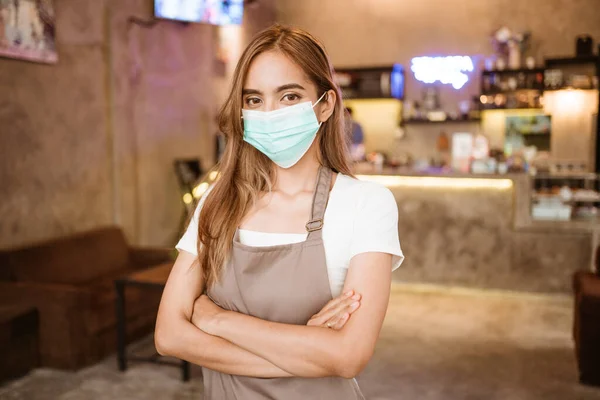 Waitress wearing a face mask at the coffee shop — Stock Photo, Image