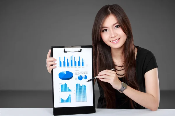 Businesswoman presenting chart document — Stock Photo, Image