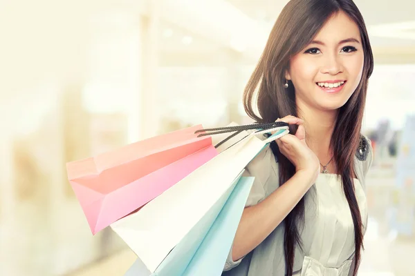 Vrouw tevreden shopping tassen — Stockfoto