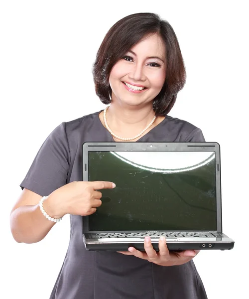 Geschäftsfrau zeigt Laptop-Bildschirm — Stockfoto