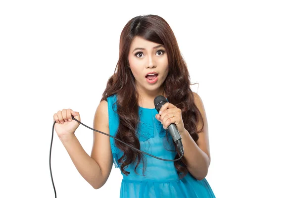 Mujer cantando karaoke — Foto de Stock