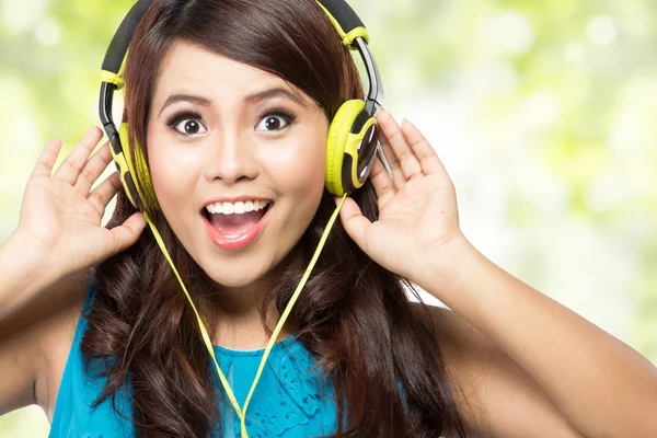 Feliz Jovem menina asiática com fones de ouvido — Fotografia de Stock