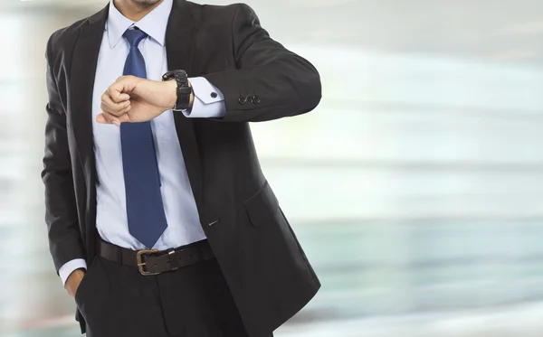 Uomo d'affari guardando il tempo sul suo orologio — Foto Stock