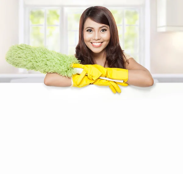 Cleaning service woman presenting blank board — Stock Photo, Image