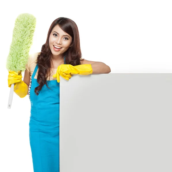 Servicio de limpieza mujer presentando tablero en blanco — Foto de Stock