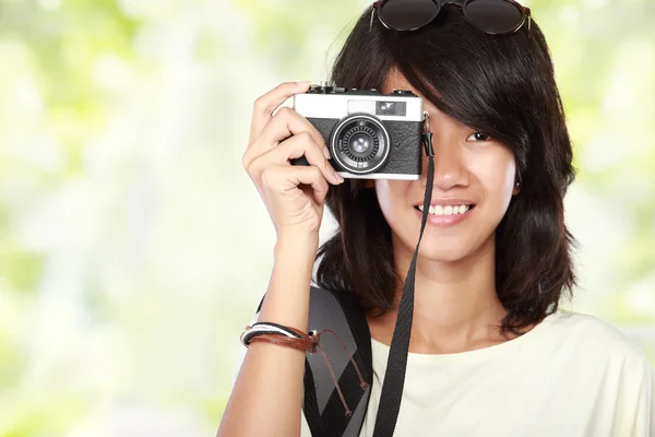 Menina tirando foto com câmera vintage — Fotografia de Stock