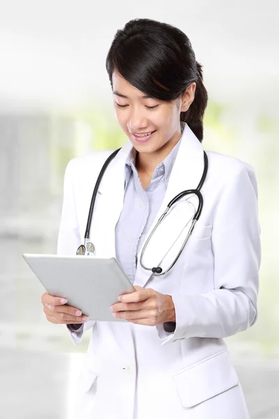 Médico mujer con estetoscopio — Foto de Stock