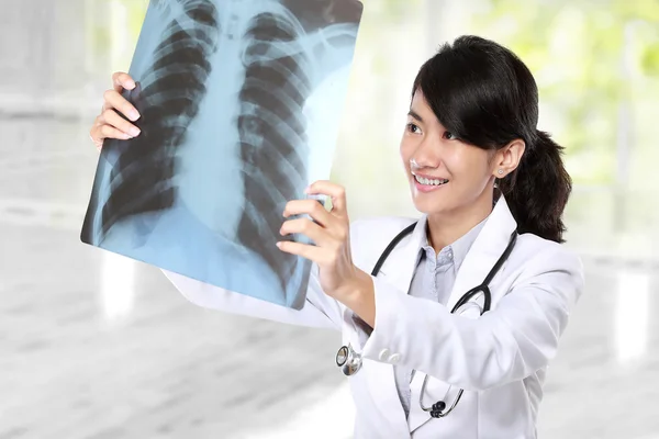 Female doctor examining an x-ray — Stock Photo, Image