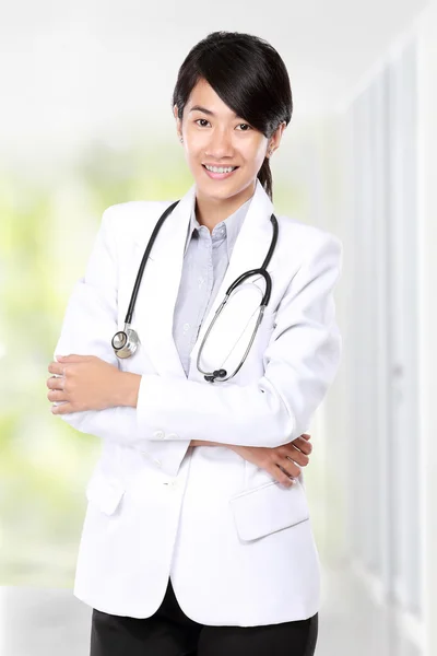 Medico donna con stetoscopio — Foto Stock