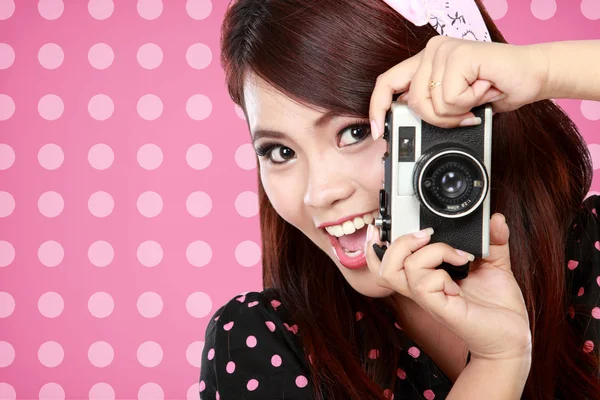 Hermosa mujer con cámara vintage — Foto de Stock