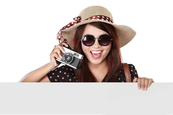 Menina feliz indo de férias segurando papel em branco — Fotografia de Stock