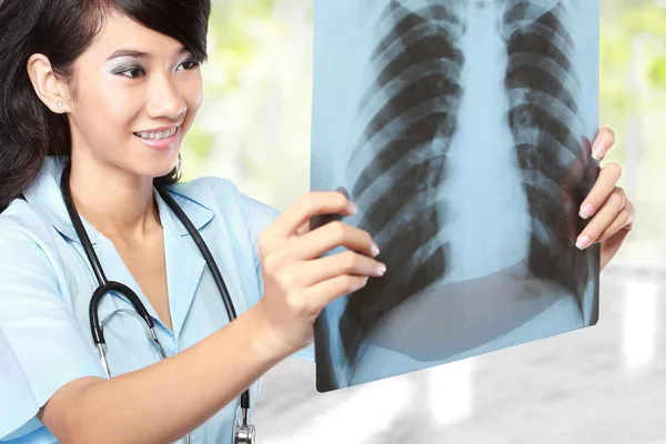 Doctora examinando una radiografía — Foto de Stock