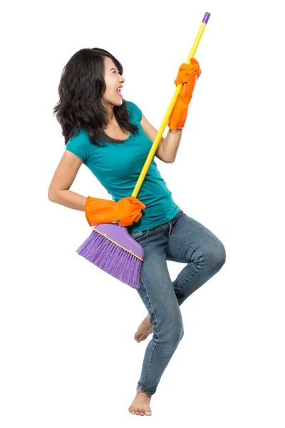 Счастливая девушка взволнована во время уборки — стоковое фото