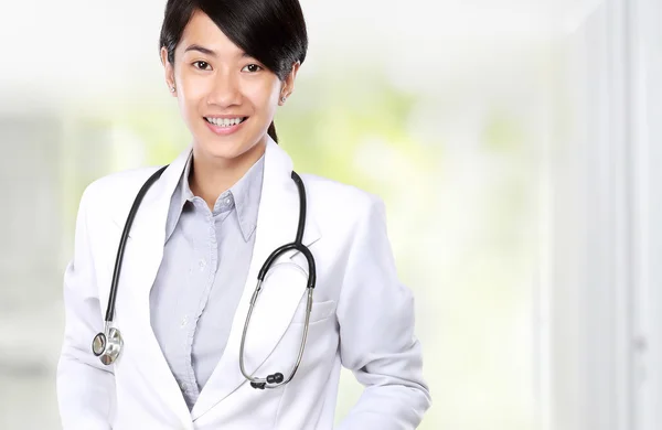 Läkare kvinna med stetoskop — Stockfoto