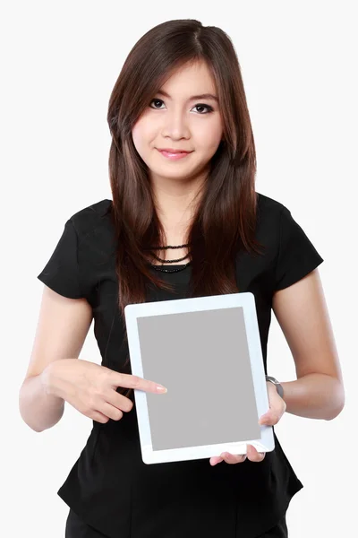 Empresária mostrando tablet em branco — Fotografia de Stock