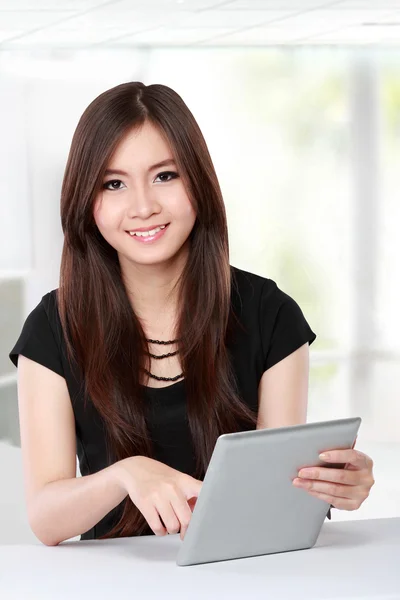 Zakenvrouw die tablet gebruikt — Stockfoto