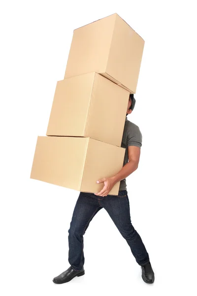 Hombre sosteniendo una pila pesada de cajas de cartón — Foto de Stock