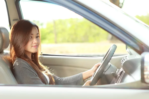 美丽幸福的女人，驾驶一辆车 — 图库照片