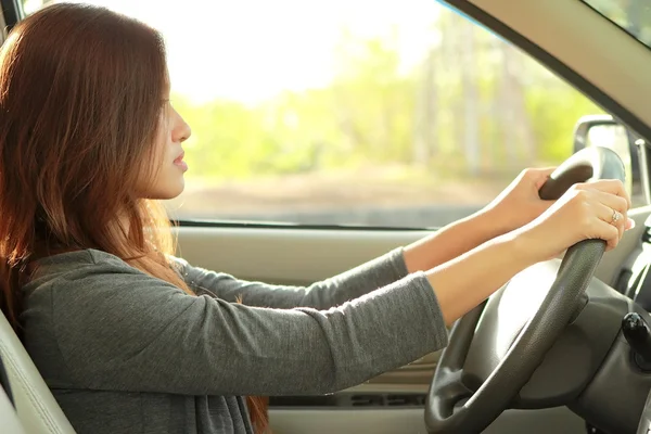 年轻貌美女子驾驶一辆车 — 图库照片