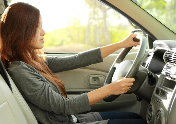 Young beauty woman driving a car — Stock Photo, Image