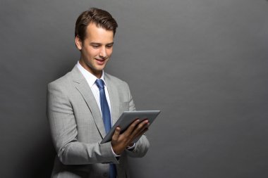 Tablet bilgisayar kullanan işadamı