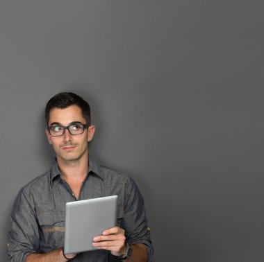 Uzay kopyalamak için arıyor tablet ile genç adam