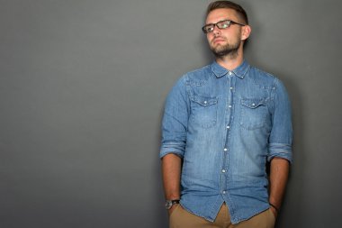 Yakışıklı genç adam.