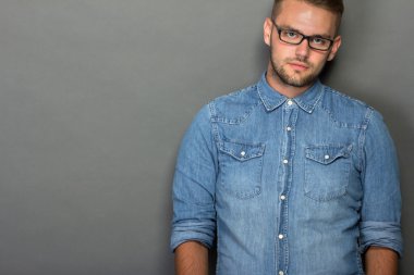 Yakışıklı genç adam.