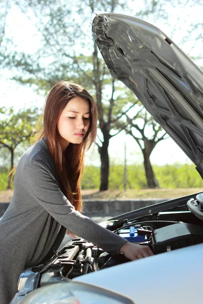 Jovem mulher entrar em problema de motor no caminho — Fotografia de Stock