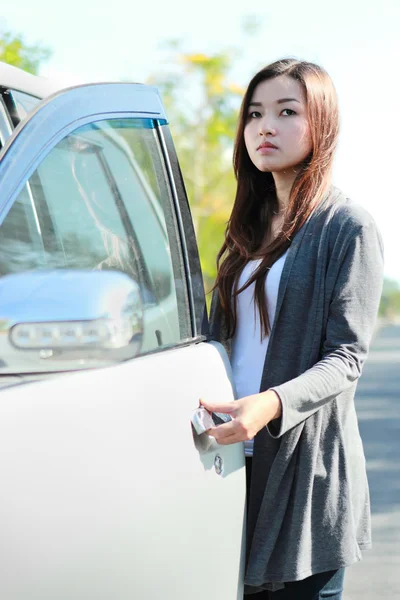 Young woman open the car door — Stock Photo, Image