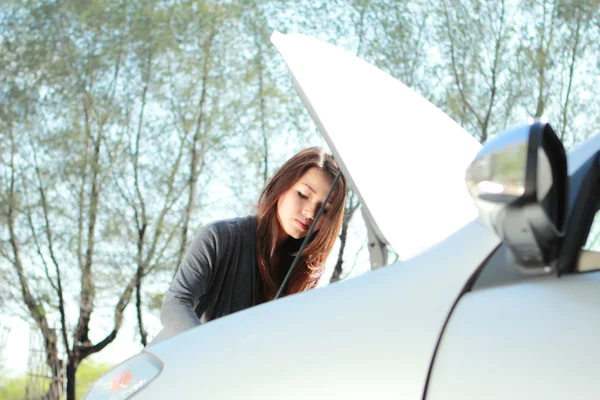 Woman try to find a problem in the car engine — Stock Photo, Image