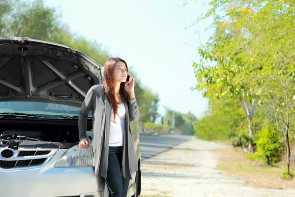 Woman having problem with her car — Stock Photo, Image