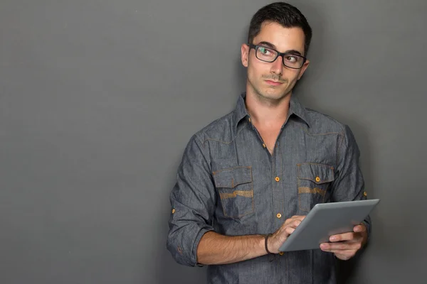 Junger Mann mit Tablet schaut auf, um Platz zu kopieren — Stockfoto