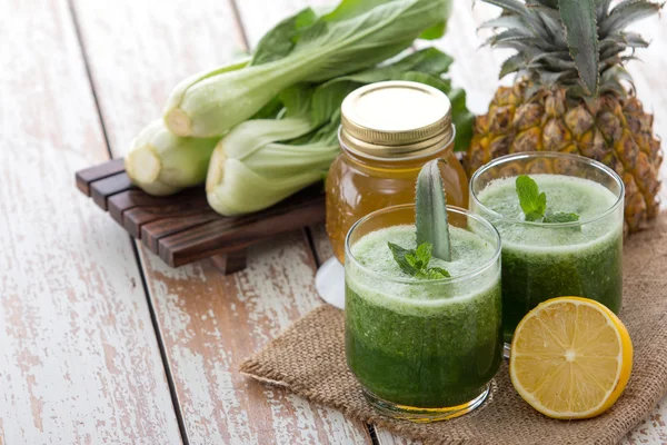 Bok choy chinesse cabbage, pineapple, lemon and honey mix juice — Stock Photo, Image