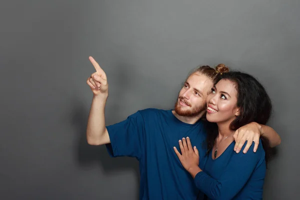 Jovem casal apontando para cima — Fotografia de Stock